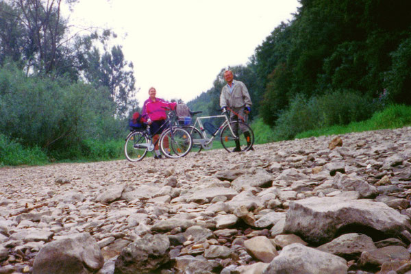 Nach ca. 2 km erreichen wir die Stelle, wo es mit der Donau ganz aus ist - nur noch Kies und Geröll füllen das Flussbett