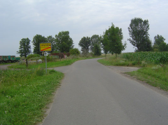 Die Ausschilderung des Radweges ist nicht immer hilfreich, manchmal aber wenigstens lustig.