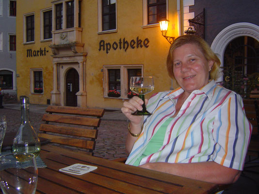 Den Abend verbringen wir auf dem Podium vor dem Hotel