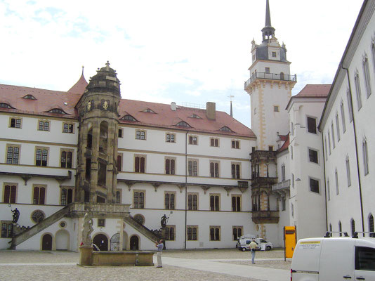 Das Schloss gilt als bedeutendstes noch erhaltenes Schloss der Frührenaissance in Deutschland. Besonders auffällig ist der Große Wendelstein, das außen liegende Treppenhaus des Schlosses.