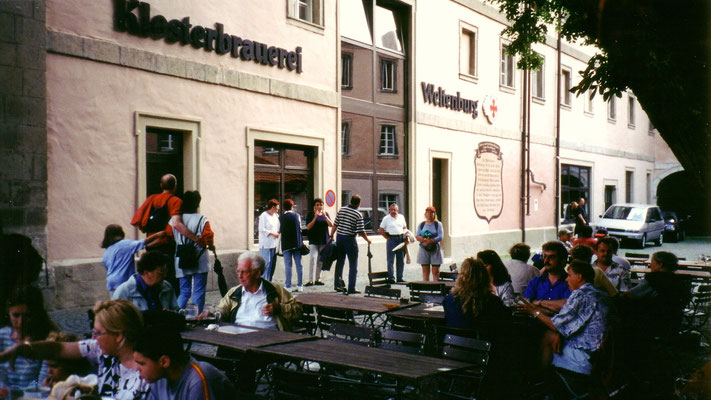 Der Klosterhof ist ein großer, lebhaft besuchter Biergarten