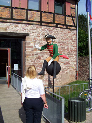 Am Münchhausen-Museum in Bodenwerder