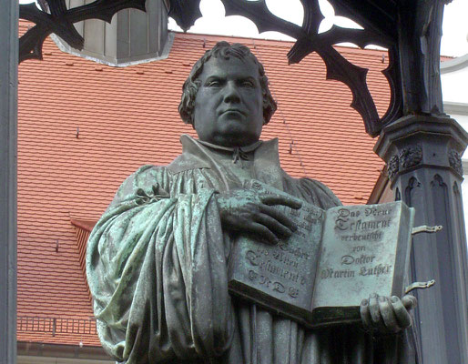 An Luther erinnert außer dem Denkmal auf dem Markt wenig in der Stadt.