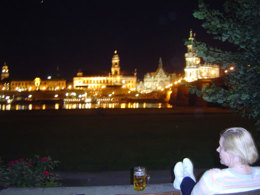 Abend im Biergarten am Elbeufer mit Blick auf Dresden