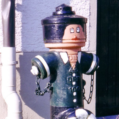 Ein lustig bemalter Hydrant in Mühlheim als "Stadtmöbel" 