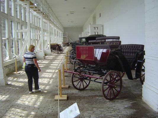 In der Orangerie gibt es eine Ausstellung historischer Kutschentypen.