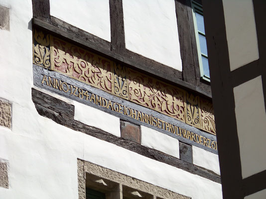 Hameln: Eine Hausinschrift am "Rattenfängerhaus" zum Desaster von 1284