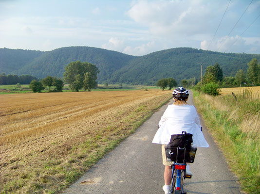 Unterwegs: Hier ist es eben, aber es gab oft kräftige Anstiege, die uns immer wieder zum Absteigen und Schieben nötigten