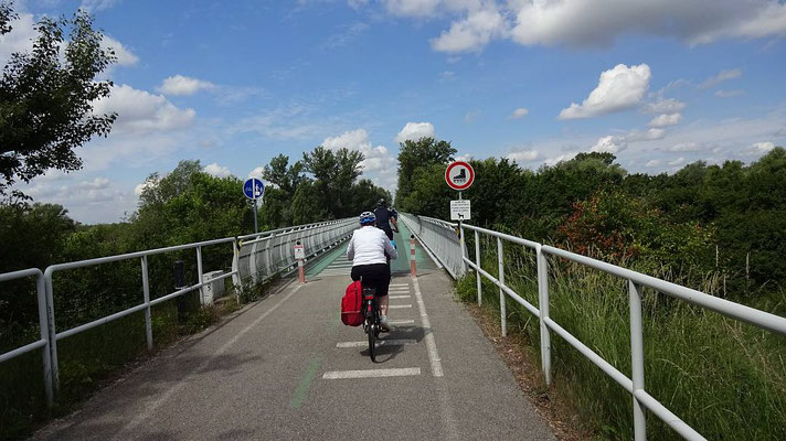 Auf der Brücke der Freundschaft von der Slowakei nach Österreich zurück