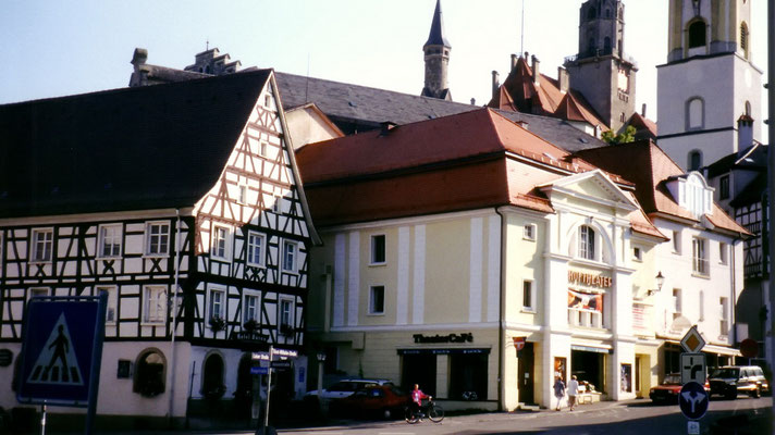 Gegen 16 Uhr treffen wir in Sigmaringen ein, wo wir im "Bären" übernachten (links), einem riesigen Fachwerkbau aus dem Mittelalter direkt unterhalb des Stadtschlosses.