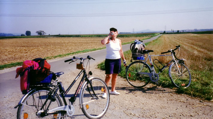 In Sigmaringen fahren wir am nächsten Morgen bei wunderschönem Wetter los - das macht Durst.