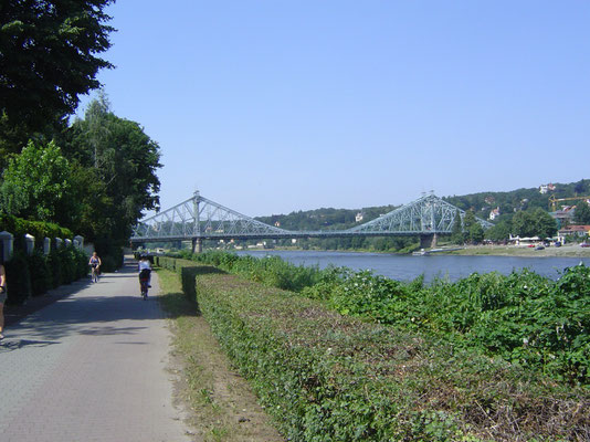 Elbeabwärts Richtung Dresden: das Blaue Wunder