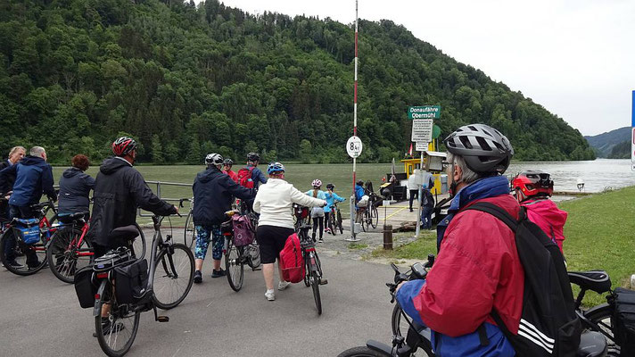 Einige Male setzten wir mit einer Fähre über