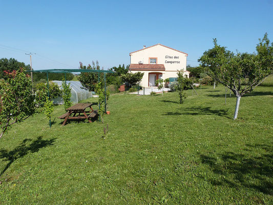 verger et pergola aux Gites des Camparros à Nailloux