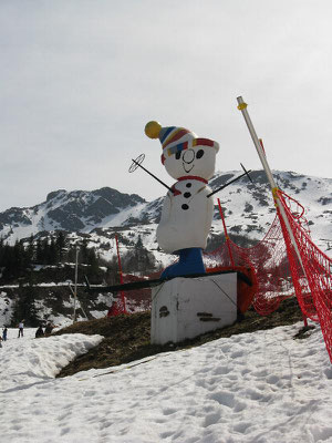 Gites des Camparros à Nailloux : statue de bonhomme de neige géante aux Monts d'Olmes