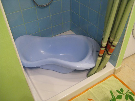 petite baignoire pour bébé - aux Gites des Camparros à Nailloux 