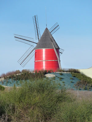 Gites des Camparros à Nailloux : moulin rouge à six ailes