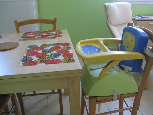 réhausseur de chaise avec tablette, pour bébé - aux Gites des Camparros à Nailloux 