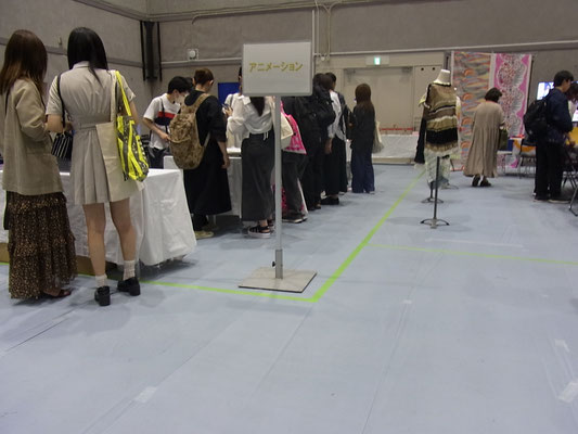 仮保護者は疲れたので座って全体を見回す・・