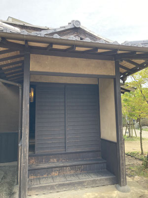 坂本家は久留米藩に使える武士で立派な武家屋敷！玄関が２ヶ所あってこちらは来客用　こちらの建物は久留米市指定文化財になっています。