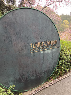 入り口からエスカレーターと動く歩道を乗り継いで到着
