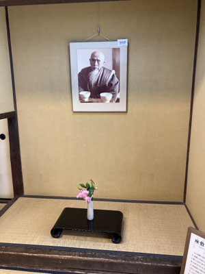 床の間には晩年の坂本繁二郎　青木繁とは対照的に坂本繁二郎は87歳まで生きました。