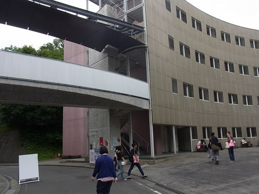 デザイン系の入った棟　　東京造形大にはデザイン、アート、映像など10専攻があります