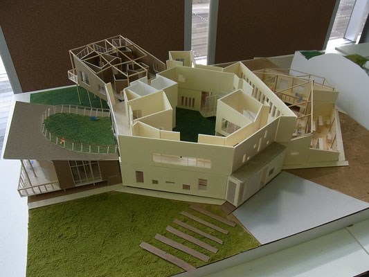 建築系の作品も多く、デザイン学部と冠していますが学部内はデザインに留まってないですね