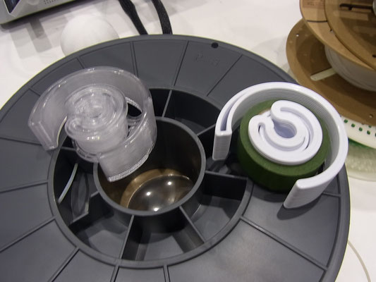 学生さんが３Dプリンターでつくったテープカッターを見せてくれたインダストリアルデザイン