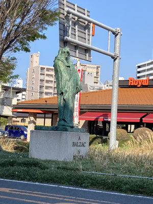 迷いに迷って途中出会った方に道を聞いたりして・・手持ちの地図に書かれたバルザックの文字！！いや、この旅で一番衝撃的だったのは道路（結構車の往来激しい）の中央分離帯にロダンのバルザック像！背景ロイホw
