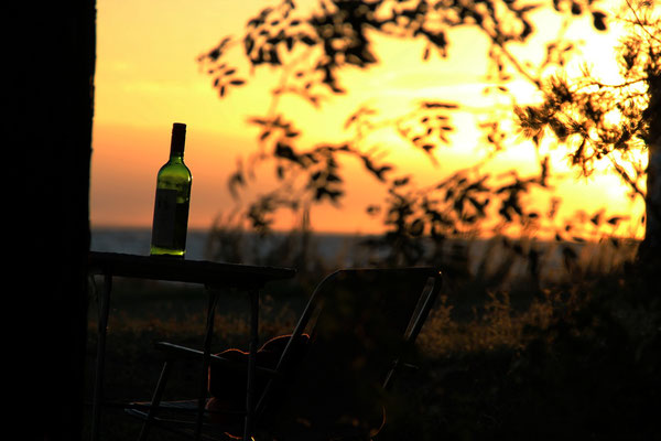 Rien de tel qu'un verre de vin devant le coucher de soleil pour se réchauffer !