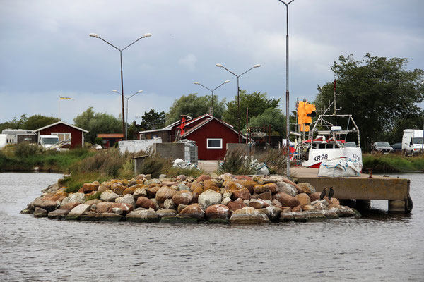 Le port de Gräsgård, le plus important de l'île : on n'y trouve que quelques maisons.