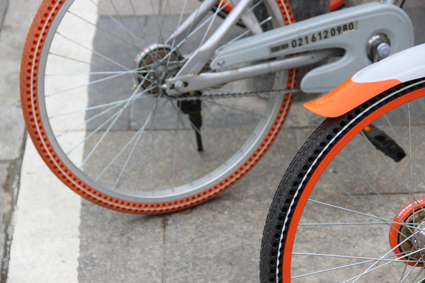 Les pneux des vélos publics : sans air !