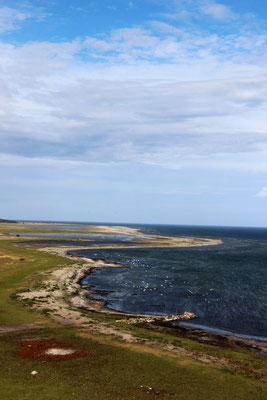 Vue du Sud de l'île depuis le phare. Le Sud est très réputé pour la richesse de sa faune aviaire.