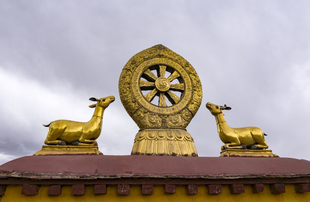 Alusión al Sermón de Benarés mediante dos venados y la rueda del Dharma sobre un loto. Templo Jokhang, Lhasa, Tíbet.