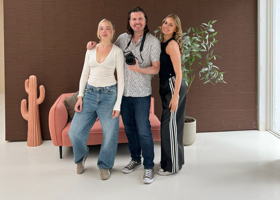 Op de foto Stefan van Ruijven samen met de zussen Danae en Megan. Ik heb ze tijdens de Fotoshoot Dag op 15 mei 2026 gefotografeerd in daglichtstudio The Green D-light in Roosendaal