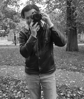 Behind the scenes foto van Stefan van Ruijven, gemaakt door een model tijdens de shoot om portfolio te maken in Leiden