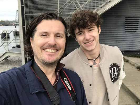 Samen met Lars bij de Kop van Zuid in Rotterdam foto's maken voor zijn portfolio. Dit is een selfie die we tijdens de fotoshoot hebben gemaakt. Hij wil zichzelf graag inschrijven bij een Modellenbureau en Castingbureau