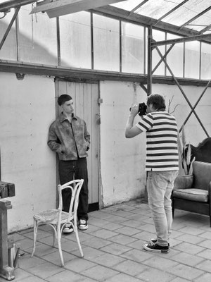Stefan van Ruijven fotografie in actie tijdens de fotoshoot dag in de Oude Kas in Breukelen, Behind the scenes tijdens de fotoshoot dag waar Stefan verschillende modellen ging fotograferen zodat ze zich kunnen inschrijven bij een modellen of castingbureau