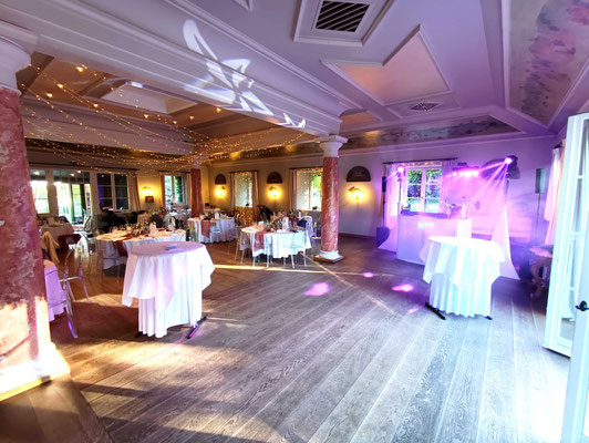 DJ Tim Fayne im Linslerhof Überherrn: Perfekter DJ-Aufbau im historischen Ambiente. Ihr Spezialist für exklusive Hochzeiten im Saarland & RLP.