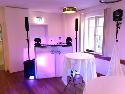 Professioneller DJ-Aufbau von Tim Fayne: Kompakte Premium-Technik für Ihre Hochzeit im Saarland & RLP. Stilvoller Sound, der Ihr Ambiente unterstreicht.