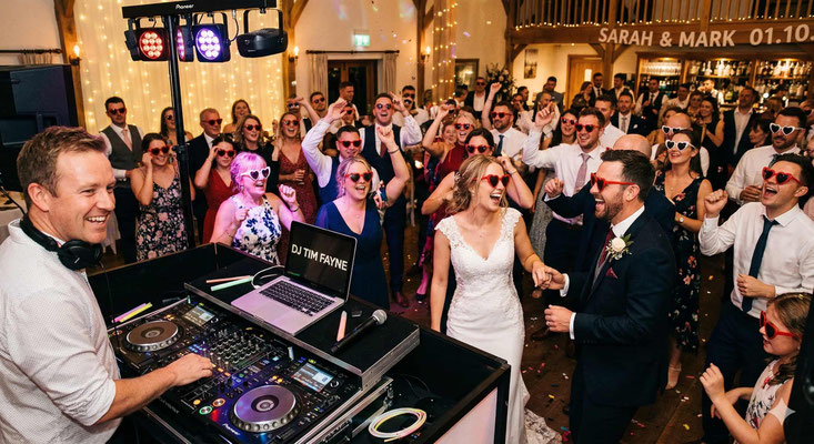 Volle Tanzflächen mit DJ Tim Fayne: Emotionen & Party-Stimmung für alle Generationen im Saarland & RLP. Erleben Sie 25 Jahre DJ-Service in der Praxis.