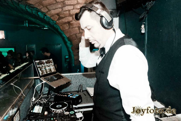 Premium-Sound für Ihre Feier: DJ Tim Fayne am Mischpult. Ihr Spezialist für exklusive Events & Hochzeiten im Saarland & RLP.