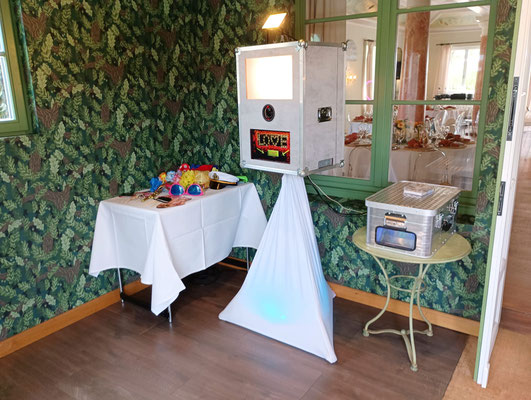 Lachende Hochzeitsgäste haben Spaß mit lustigen Requisiten vor der Fotobox. Perfekte Party-Unterhaltung für Events im Saarland und Rheinland-Pfalz.
