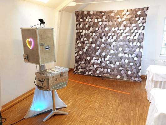 Modernes Fotobox-System von DJ Tim Fayne: Maximalser Spaß & Sofortdruck für Ihre Gäste im Saarland & RLP. Die perfekte Ergänzung für jede Hochzeitsfeier.