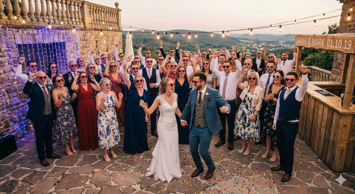 Pure Party-Stimmung mit DJ Tim Fayne: Ihr Spezialist für volle Tanzflächen bei Hochzeiten im Südwesten. Musik-Mix, der alle Generationen bewegt.