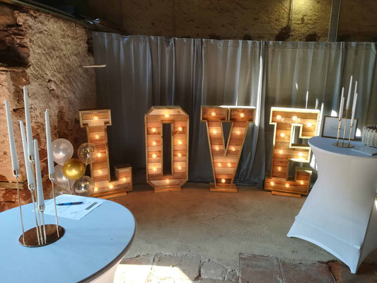 Romantische XXL-LOVE-Leuchtbuchstaben von DJ Tim Fayne: Das visuelle Highlight & perfekte Fotomotiv für Ihre Traumhochzeit im Saarland & RLP.
