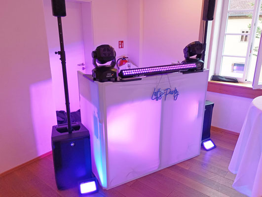 DJ Tim Fayne im Wintringer Hof Kleinblittersdorf: Dezenter Premium-Aufbau für Ihre Naturhochzeit im Saarland & RLP. Stilvoller Sound & 25J. Erfahrung.