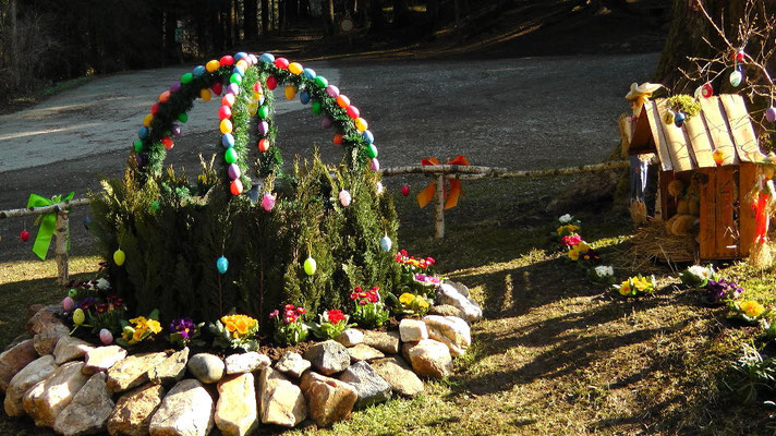 Osterbrunnen in der Entenmühle im Naturpark Fichtelgebirge