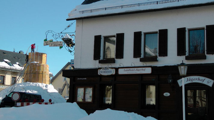 Schneemannbau Rekord gebrochen Riesenschneemann Jakob  feiert sein 30 jähriges Jubiläum in Bischofsgrün 2015  12,65 Meter hoch und 29,80 Meter Umfang